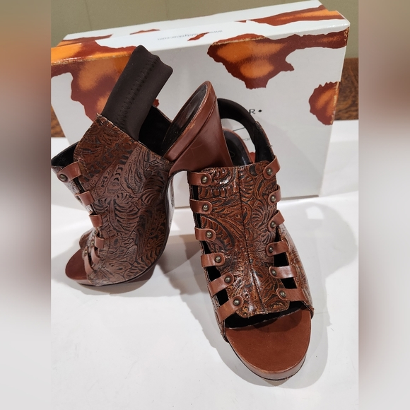 DONALD J. PLINER SZ.9m - Picture 1 of 6